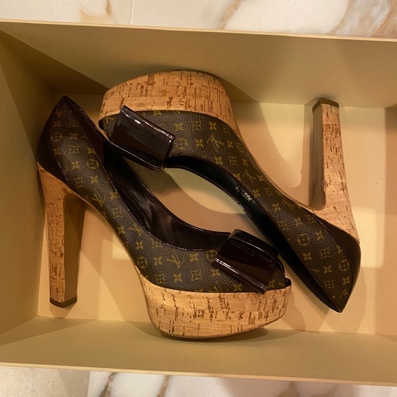 Authentic Louis Vuitton women’s heels (size 40) - Picture 7 of 8